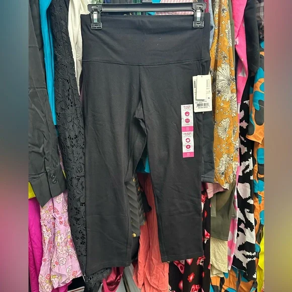 UTOPIA by HUE Nirvanna Capri Pants in classic black - Picture 2 of 3